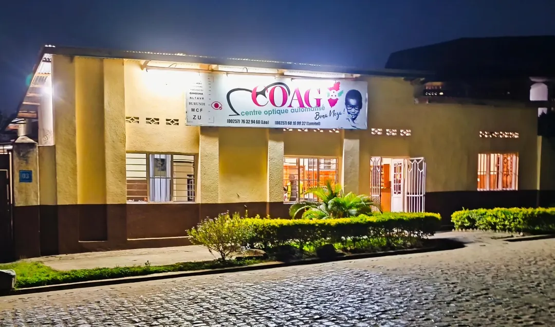 Devanture éclairée du centre optique COAG à Gihosha, Bujumbura