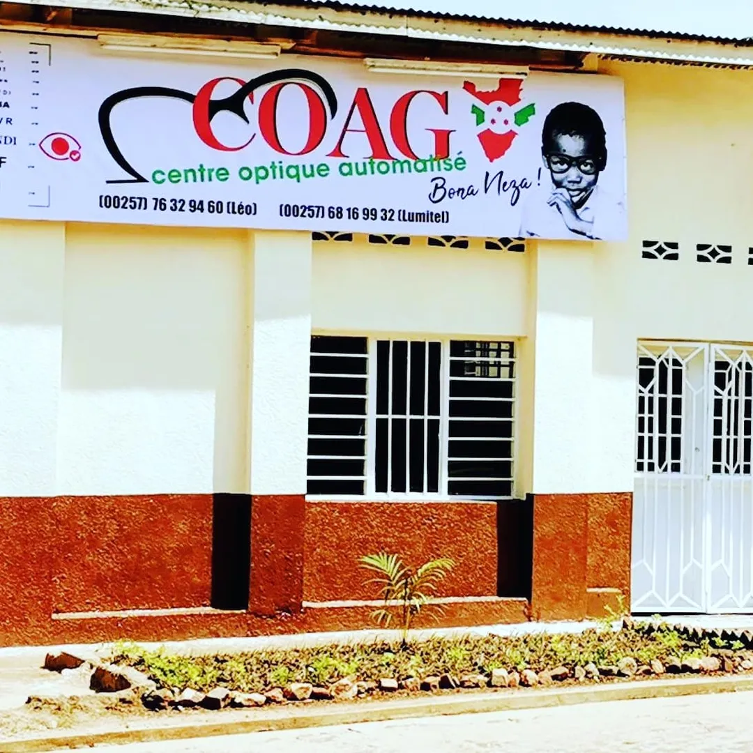 Façade du Centre Optique Automatisé de Gihosha en journée